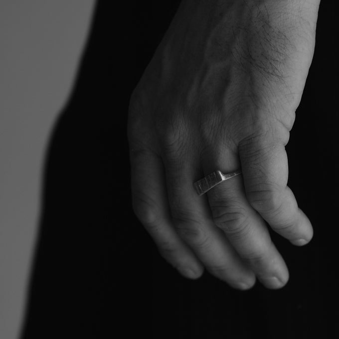 Curved Veil Stone Ring | Silver