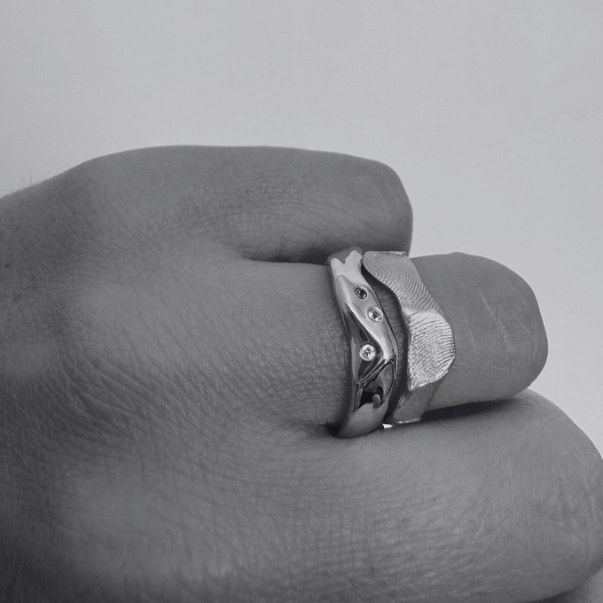 Custom Wave Ring (Stone & Engraving) | White Gold