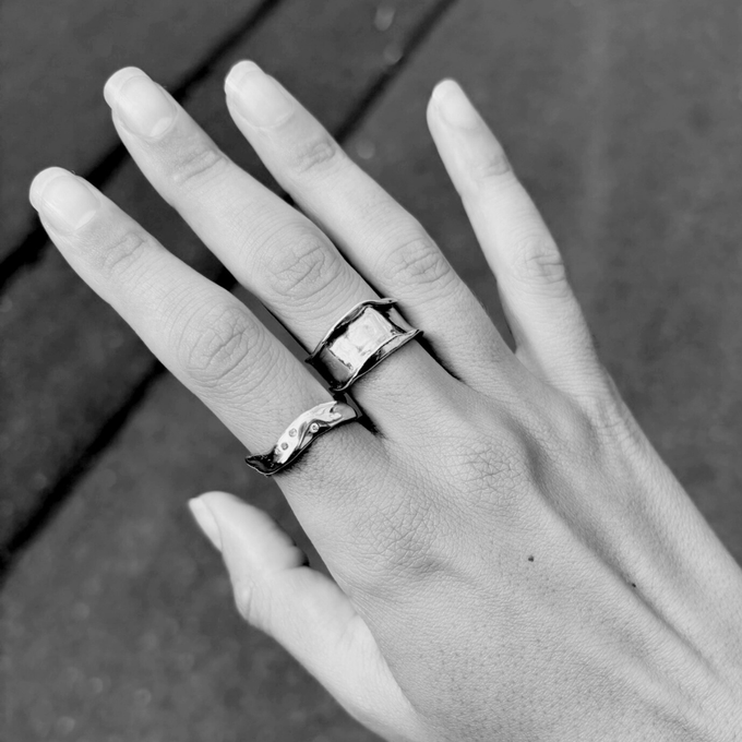 Custom Wave Ring (Stone & Engraving) | White Gold