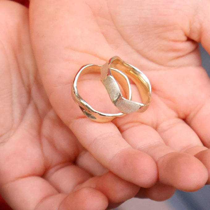 Custom Wave Ring (Stone & Engraving) | Yellow Gold