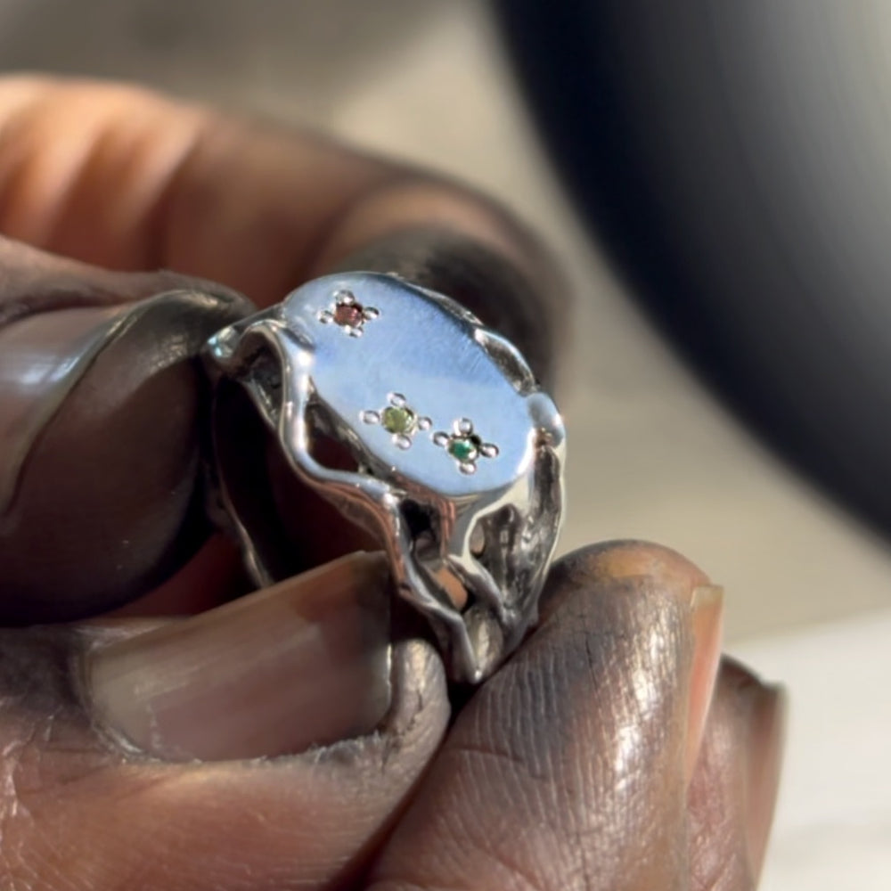 Ivy Oval Stone Signet Ring | Silver