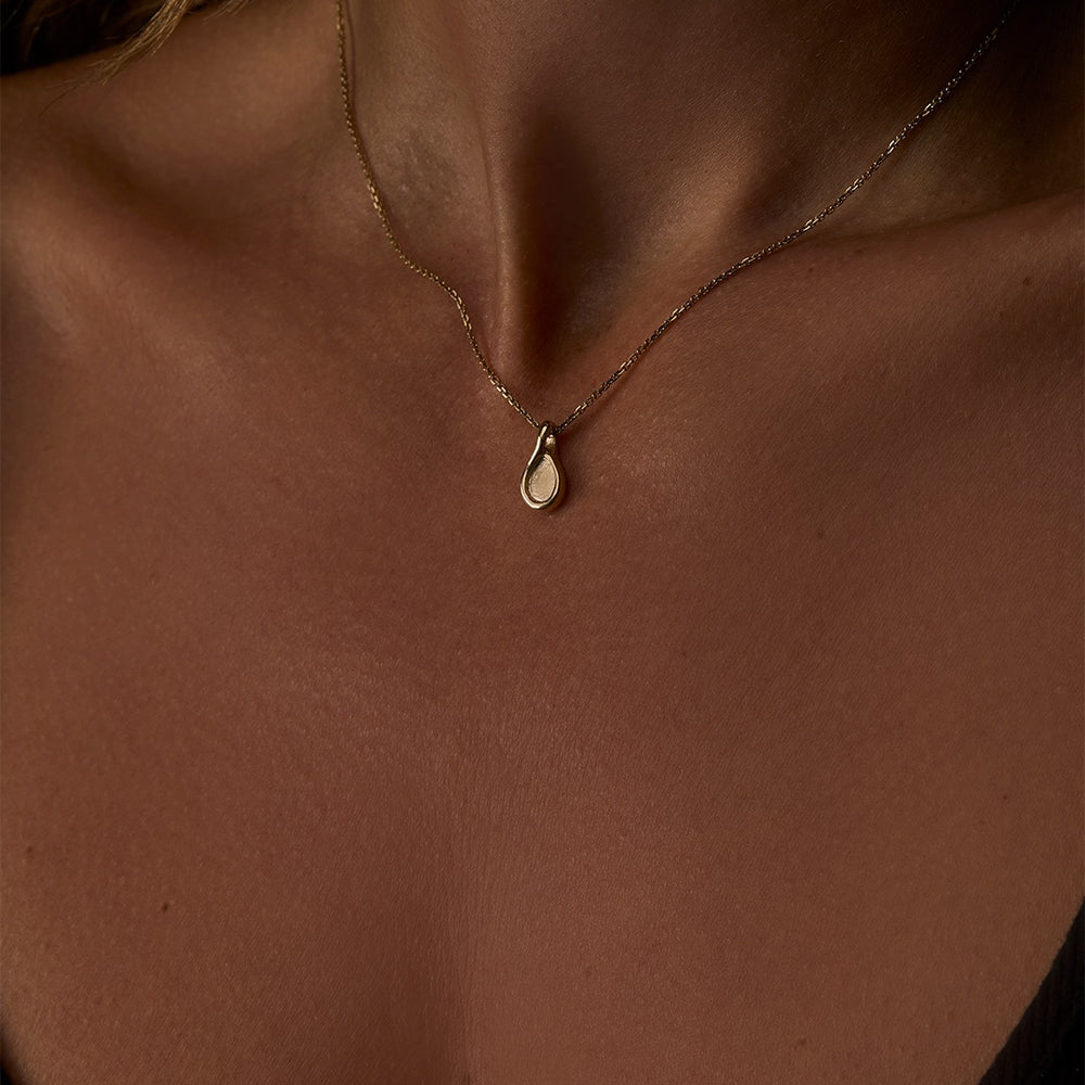 Custom Forma Pendant (Stones & Engraving) | Yellow Gold