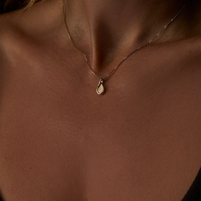 Custom Forma Pendant (Stones & Engraving) | Yellow Gold