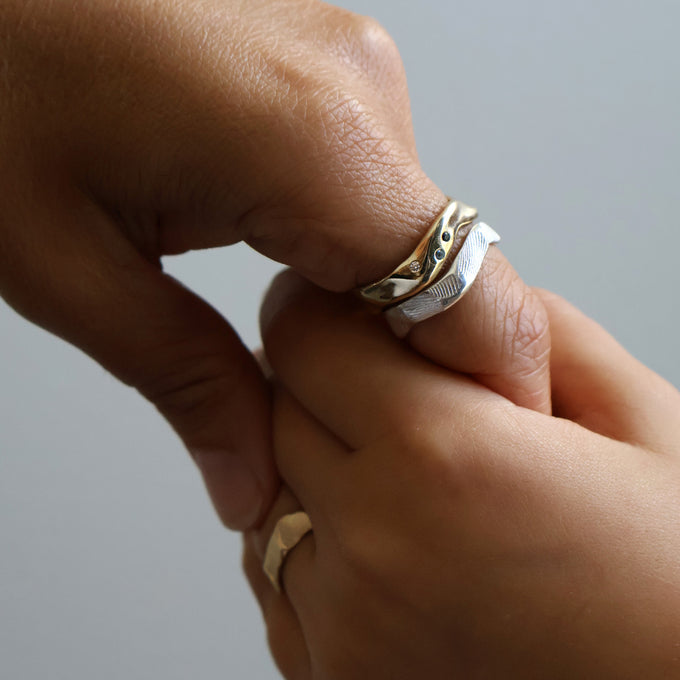 Custom Wave Ring (Stone & Engraving) | Yellow Gold