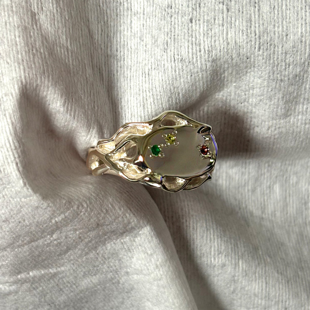 Ivy Oval Stone Signet Ring | Yellow Gold