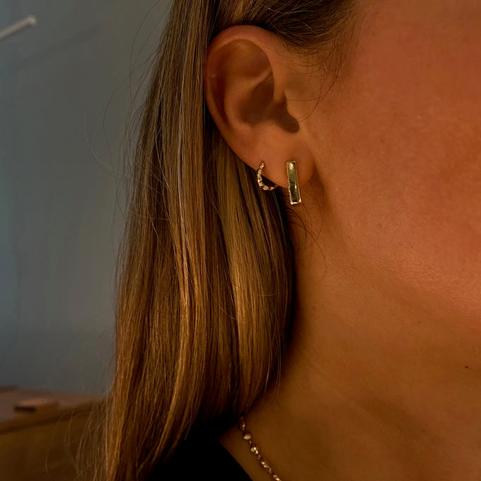 Pebble Huggies | Yellow Gold