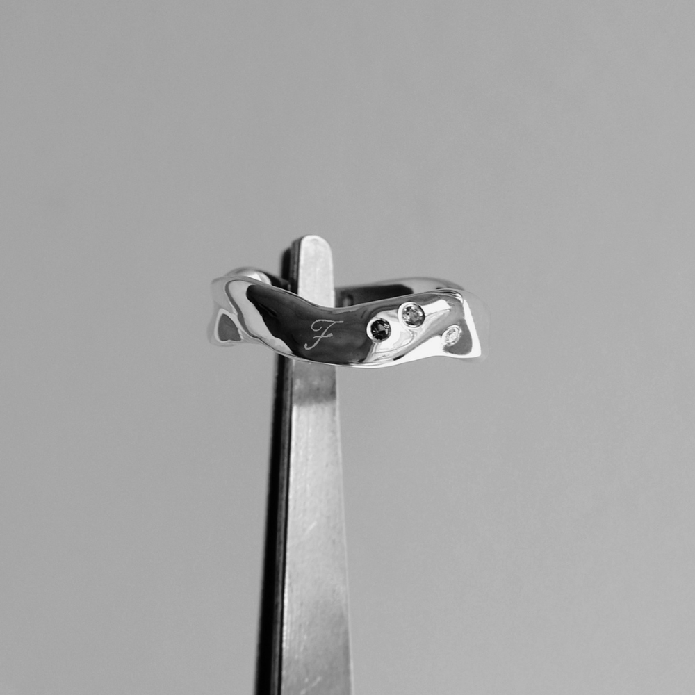 Custom Wave Ring (Stone & Engraving) | Silver